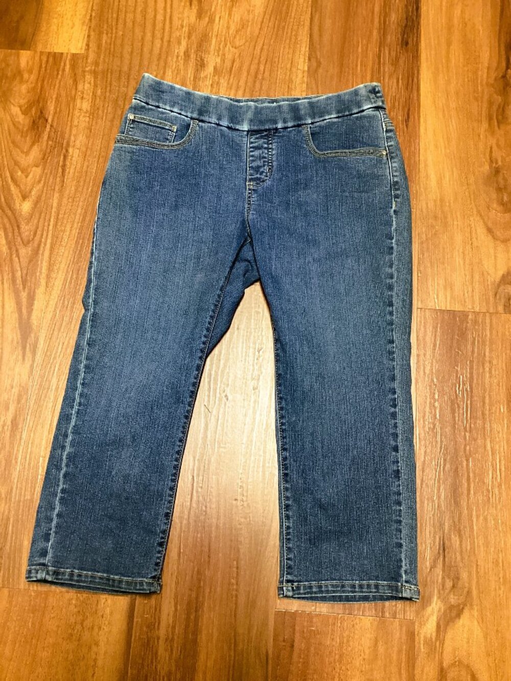 Lee Style Up Cropped Pull On Blue Jeans with Embroidered Pockets. Size 6 Petite.